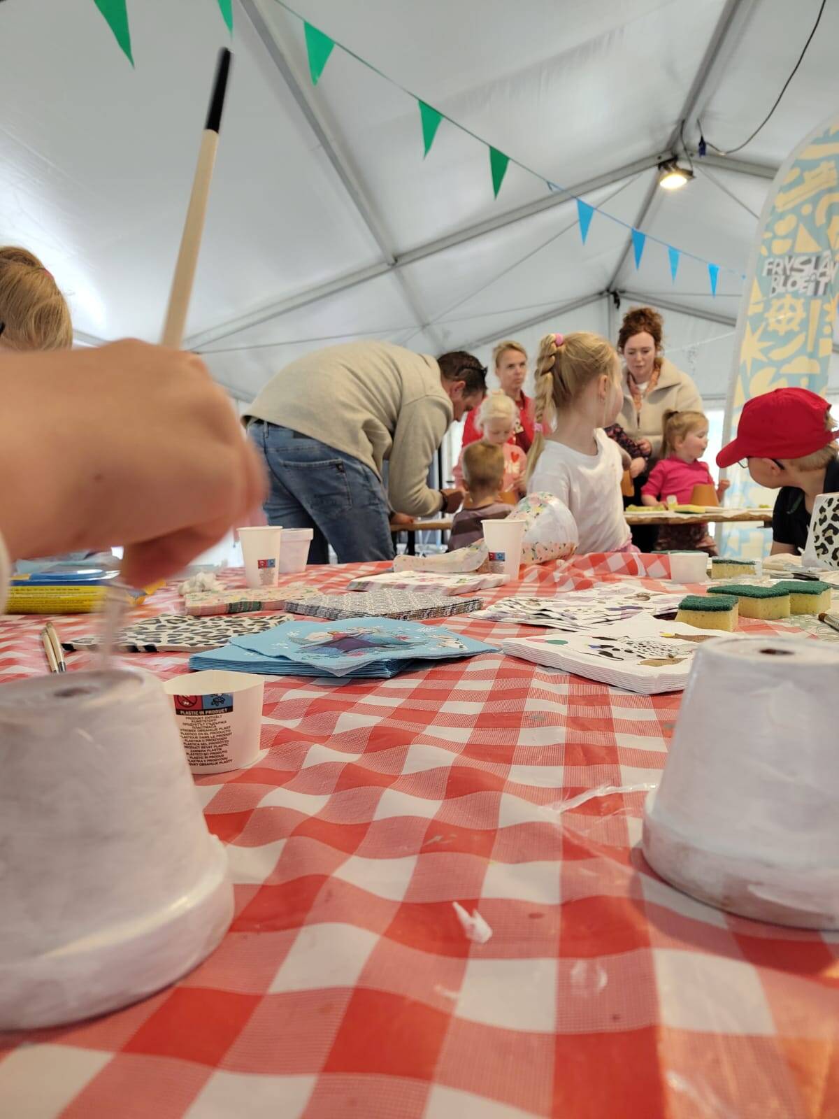 260519 Akkrum Bloeiweek tent knutselenkinderen3